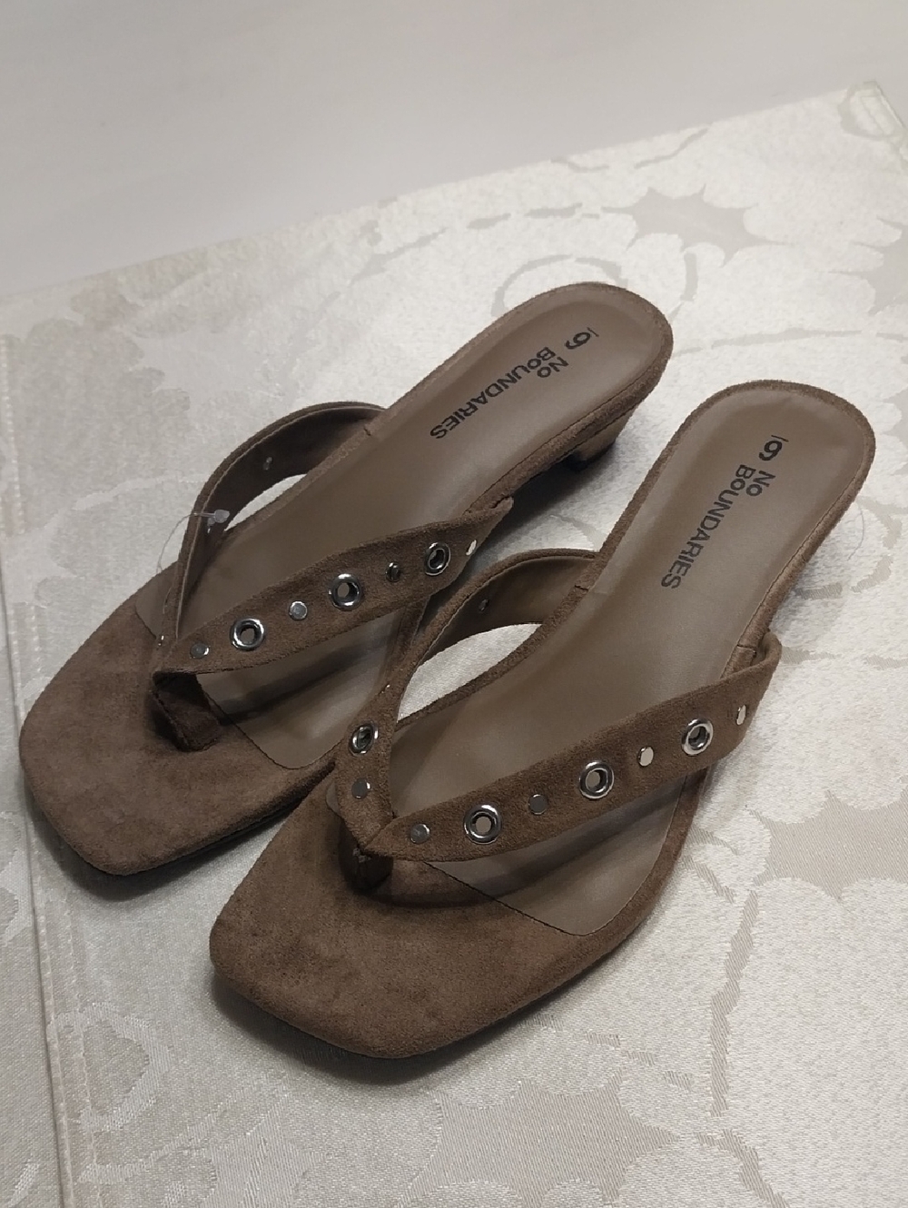 Cone Heel Thong Sandals Slides NWT Women's Size 6M Tan Grommets Memory Foam